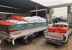 القبض على سيدة استولت على 10 أطنان أسمدة مدعمة بالفيوم  (صور)