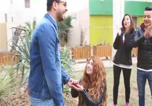   بالفيديو والصور- فتاة تطلب يد حبيبها أمام الجميع.. وهكذا رد "السوشيال ميديا"
