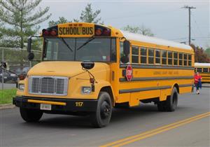    سائقة حافلة مدرسية ترتكب حادثين في نفس الوقت بشكل غريب