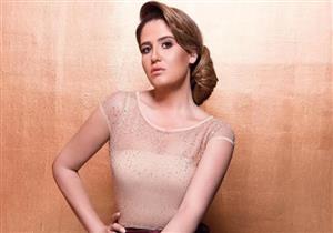 صور- هنا شيحة تنشر صورة مع شقيقتها وهي طفلة.. والجمهور: فين حلا؟