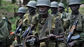 الكونغو يعزل كبار المسؤولين العسكريين وسط القتال الجاري ضد المتمردين