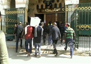 بالصور- جثمان محمد متولي يصل مسجد السيدة نفيسة لأداء صلاة الجنازة عليه