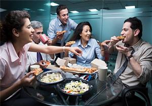 لماذا يضعف تركيزك بعد تناول الغداء في العمل؟ 