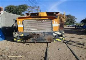 إعادة قطار القصب لمساره عقب خروجه عن القضبان بسوهاج (صور)