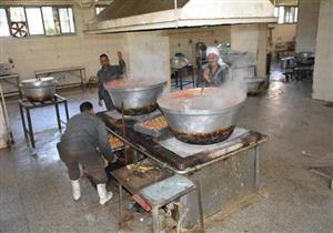 بالفيديو والصور- "عقرب" في طبق فول يثير الجدل بمدينة أسيوط الجامعية