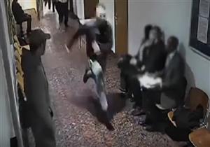 بالفيديو.. رجل يساعد لصًّا على الهروب من المحكمة بـ"ضغطة زر"