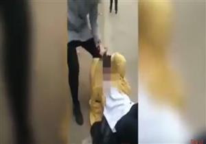 اكتشفت خيانة زوجها.. فحاولت تمزيق ملابس عشيقته (فيديو)