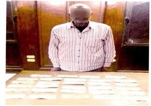 ضبط مسن لفرضه إتاوات على قائدي السيارات الأجرة في الأزبكية