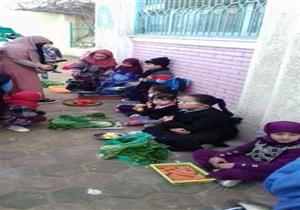 بالصور- أطفال يبيعون "سمك وخضار" في مدرسة بالشرقية.. ومصدر: نشاط تجاري