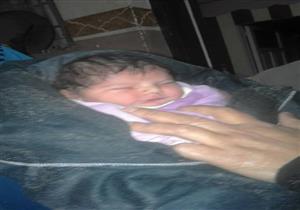 بالصور.. العثور على طفلة داخل كرتونة بجوار بيارة صرف بالشرقية