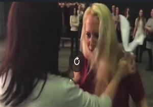 بعد اكتشافها خيانته.. شاهد ما فعلته هذه المرأة بزوجها (فيديو)