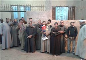 بالصور.. قبطي يقيم وليمة لجيرانه المسلمين بمناسبة زفاف ابنه بالأقصر