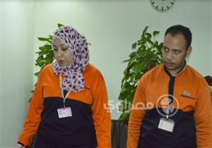 بالصور- عاملا نظافة يسلمان 5 آلاف دولار عثرا عليها: "لا نملك إلا الأمانة" 