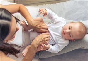 مع ارتفاع الحرارة في الشتاء.. هل تخففين ملابس طفلك؟