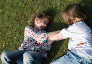 لماذا لا نشعر بالضحك عند "زغزغة" أنفسنا؟