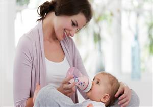 هل اللبن الصناعي بجانب حليب الأم يساعد الطفل على النمو؟