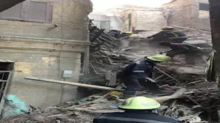 "عاشا وماتا معًا".. استخراج جثة أم "مسلم" من عقار السيدة زينب المنهار