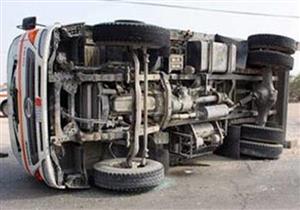 بالأسماء- إصابة 14 في انقلاب سيارة عمال في الفيوم 