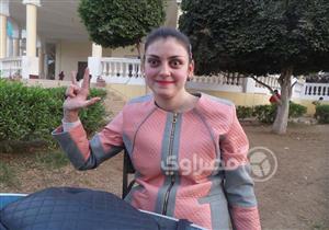 مصابة بــ"شلل الأطفال" تتعلم لغة الإشارة لمساعدة "الصم" في سوهاج