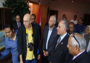 بالصور.. وزير الري يفتتح معرض الفن التشكيلي بمتحف النيل في أسوان