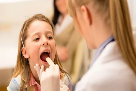 كيف تحمي طفلك من صديد اللوز؟ طبيب يوضح 