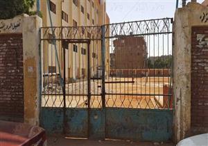 غلق أبواب مدرسة على 37 تلميذا بالمنيا.. وأولياء الأمور: "نسيوهم"