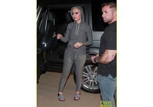 بالصور -كيتي بيري تلتقط السيلفي مع جمهورها بالبرازيل