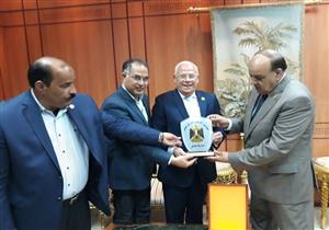 بالصور.. محافظ بورسعيد يستقبل رئيس المجلس القومي لقبائل مصر