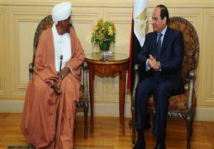 لحظة وصول السيسي والبشير لمؤتمر الأسرة المصرية –فيديو