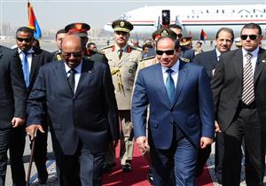 البشير يغادر القاهرة.. والسيسي يودعه على سلم الطائرة –فيديو