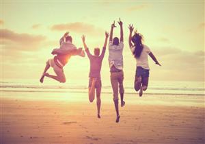   دراسة تكشف في أي عمر يشعر الإنسان بالسعادة أكثر