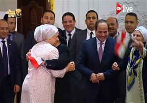 "سيدات إسماعيل" تحتضن زوجة الرئيس السيسي - فيديو