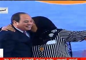 الأم المثالية لكفر الشيخ تقبّل السيسي.. وتهديه "صورة تذكارية" -(فيديو)