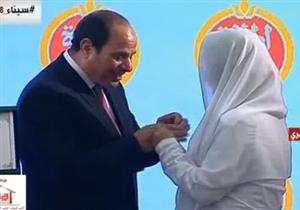 علام يدل السوار الأزرق الذي أهدته "الراهبة" لـ"السيسي"؟