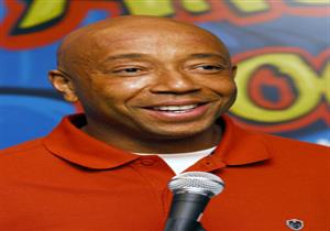 فتاة جديدة تتهم منتجًا موسيقيًا شهيرًا بالتحرش الجنسي وتطالبه بـ10 ملايين دولار