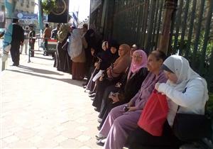 وزير التنمية المحلية يدلى بصوته فى لجنة كلية البنات بمصر الجديدة