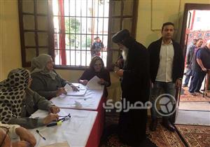 بالصور.. أسقف المنيا يُدلي بصوته في الانتخابات الرئاسية