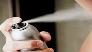 3 أخطاء شائعة في استخدام مزيل العرق.. تسبب رائحة كريهة