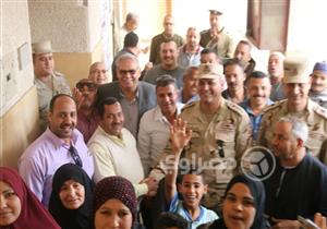 سيلفي المواطنين وقوات الجيش داخل اللجان الانتخابية بالمنيا