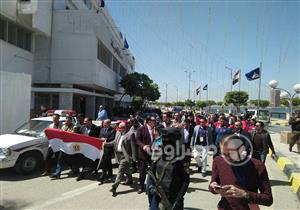 بالصور- محافظ دمياط يقود مسيرة أمام اللجان.. وفرقة شعبية تستقبله بالطبل والمزمار