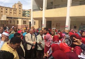 بالصور- طلاب جامعة المنيا تركوا التصويت والتقطوا الـ"سيلفي" مع المحافظ 