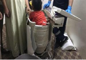 صور.. كيف نجت طفلة  من داخل غسالة ملابس ؟