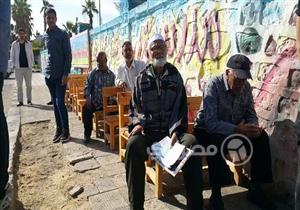 بالصور.. كبار السن يحرصون على التواجد للتصويت بالسويس