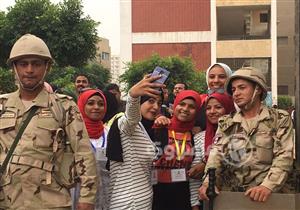 طالبات بجامعة المنيا تدلين بأصواتهن وتلتقطن "سيلفي" مع المجندين