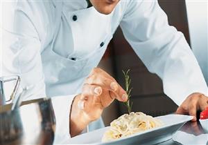 الطرد والتهديد لطباخ غيبّه المرض يوما واحدا عن العمل بعد أربعة أشهر دون مرتب