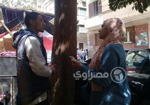 بالأغاني الوطنية القديمة.. محمد يفرض ذوقه الخاص في الانتخابات: بتشجع الناس أكتر 