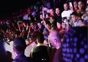 بالفيديو.. جمهور نادي الفجيرة الإماراتي يستقبل تامر حسني بحفاوة شديدة