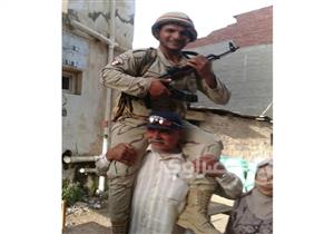 مواطن يحمل جنديًا: "ده اللي زيك يتشال على الكتاف"