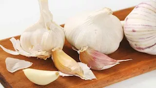 هذا ما يحدث لجسمك عند تناول الثوم على الريق.. "مش هتصدق اللي هيحصلك"