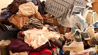 لماذا يصعب على البعض التخلص من الكراكيب؟ استشاري نفسي يجيب